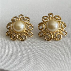 Vintage stud earrings with pearls